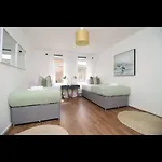 Holiday home Luxury Town House In Bristol, Near Southmead Hospital