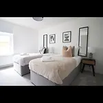 Holiday home Luxury Town House In Bristol, Near Southmead Hospital