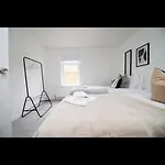 Holiday home Luxury Town House In Bristol, Near Southmead Hospital Bristol