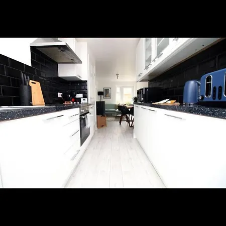 Дом отдыха Luxury Town House In Bristol, Near Southmead Hospital Бристоль