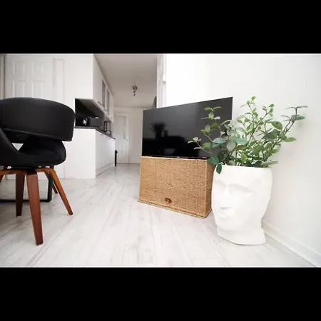 Luxury Town House In Bristol, Near Southmead Hospital Vakantiehuis Bristol